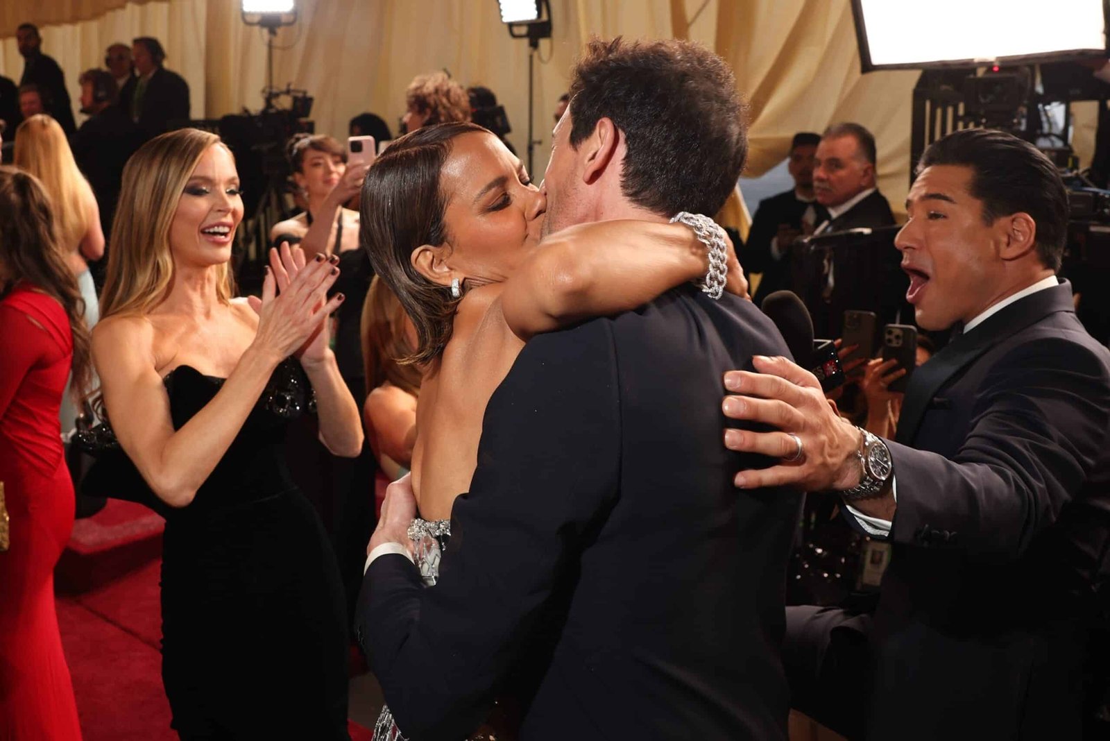 Halle Berry, Adrien Brody Recrea Infame Oscars Bess 22 years later