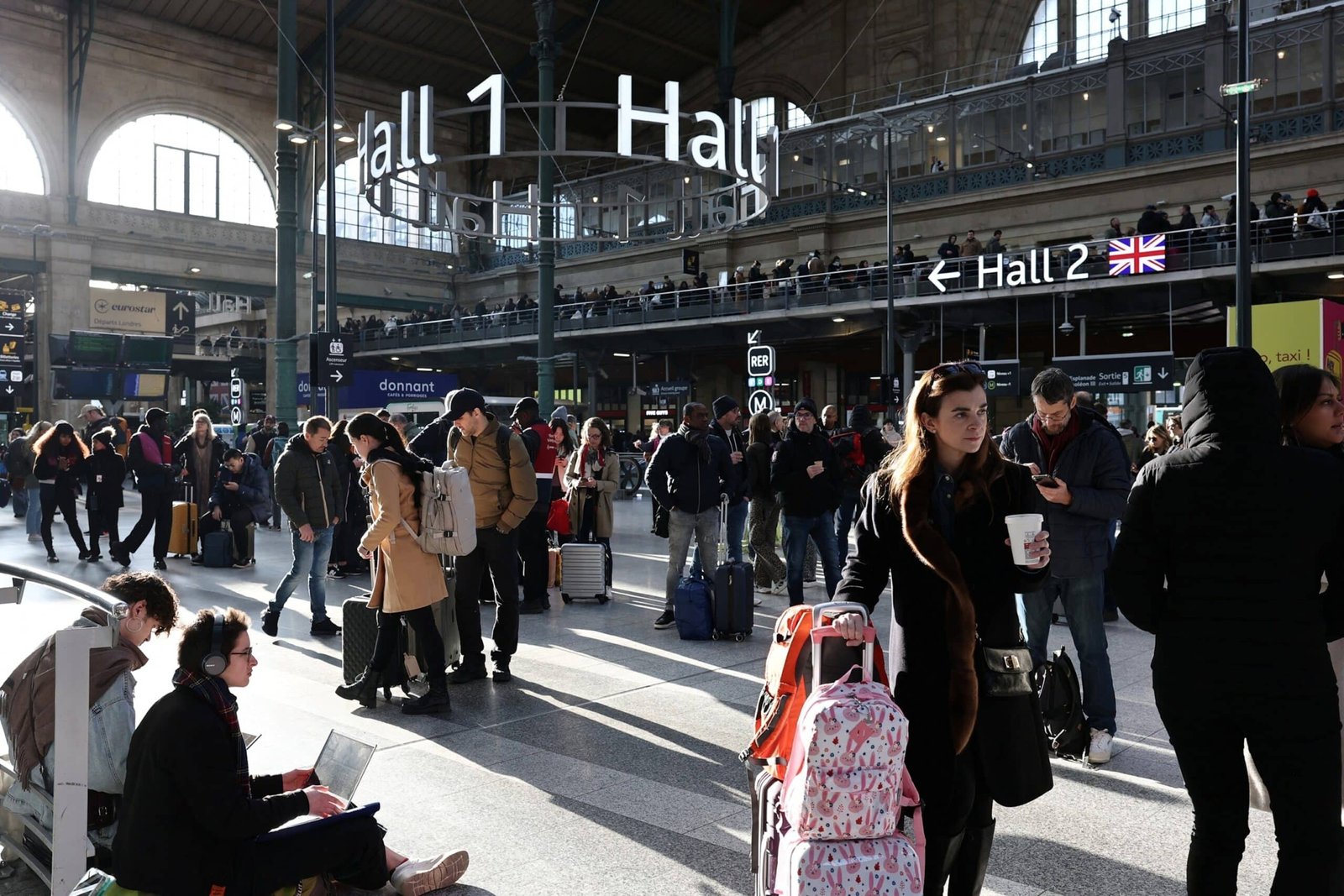 Photo: The discovery of the Bomb of World War II interrupts the trains of the Gare du Nord station in Paris