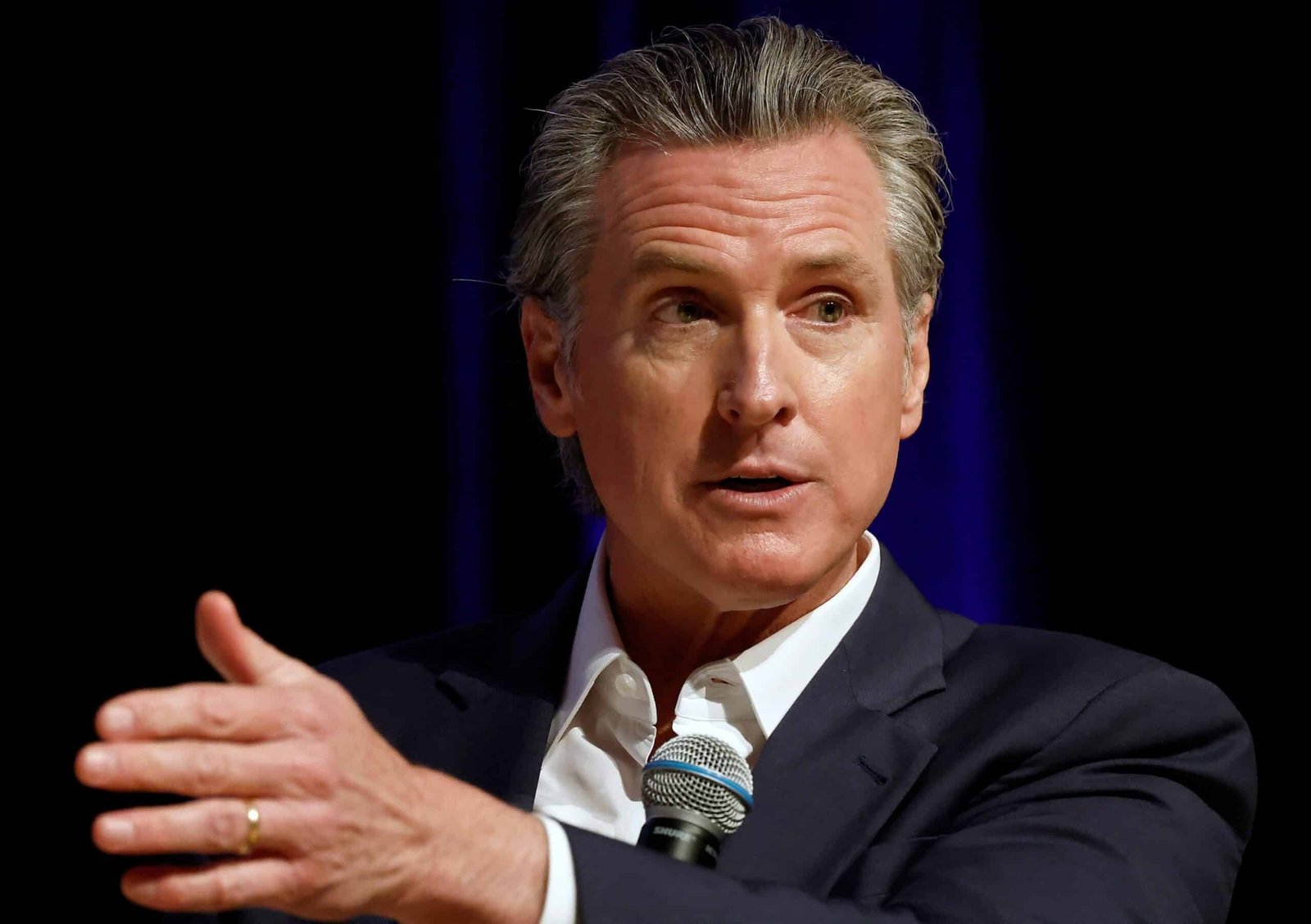 The governor of California, Gavin Newsom, breaks with the party in transgender athletes in women's sports, dismissing a violent reaction