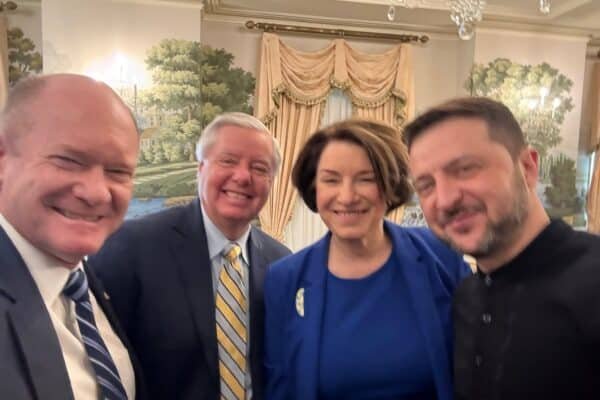 Zelenskyy meets the bipartisan group of senators before the tense exchange of the White House