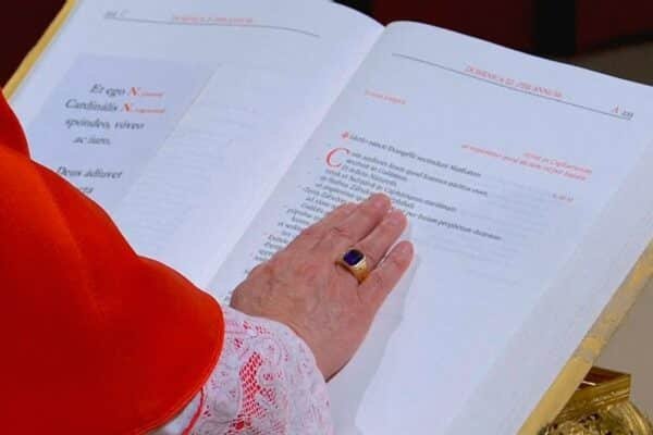 Live updates of the papal conclave: the doors of the Sixtine chapel close when the conclave begins