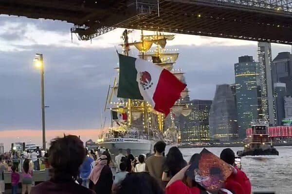 The Mexican Navy sailboat crashes against the Brooklyn bridge, multiple injuries reported: the officials The Mexican Navy sailboat crashes against the Brooklyn bridge, multiple injuries reported: the officials