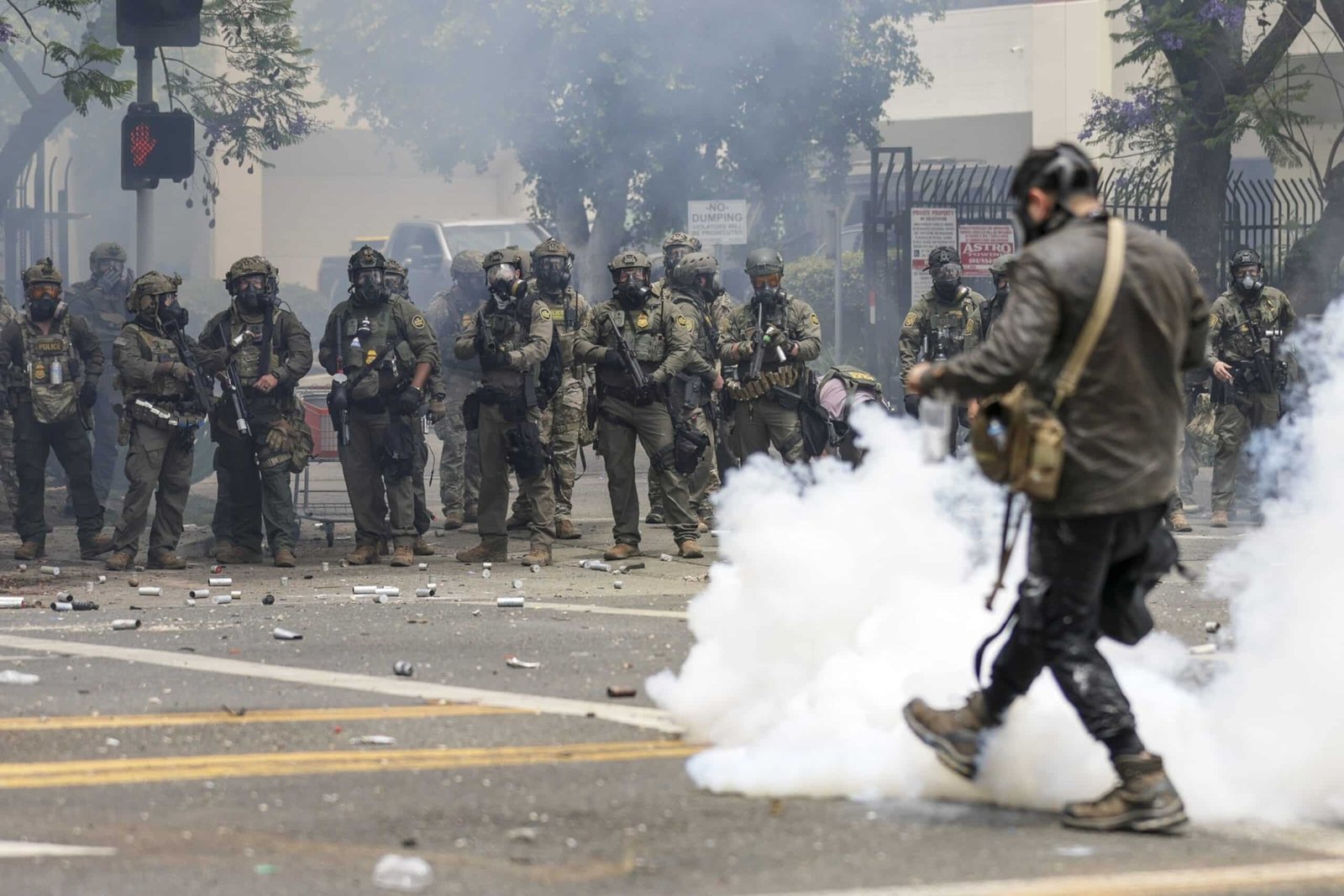 Photo: The protesters and federal agents collide after the ice raid in Paramount, USA - June 7, 2025