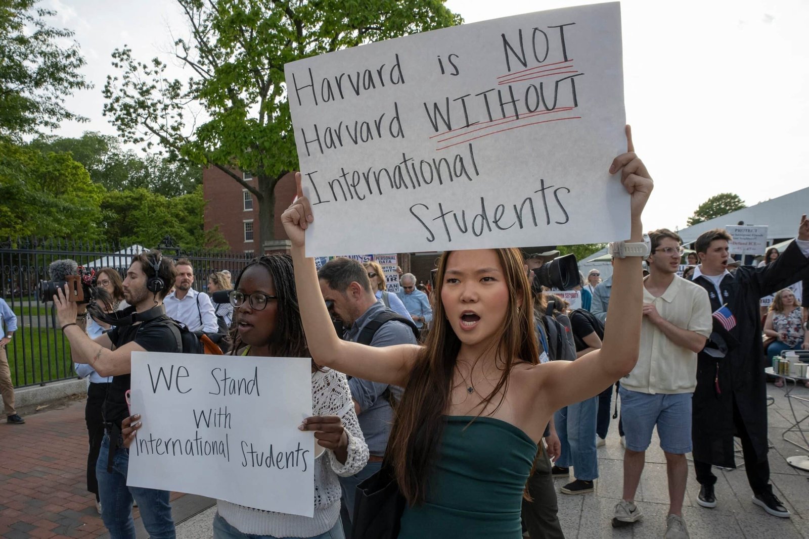 The judge extends the Trump prohibition block that prohibits Harvard students from entering us