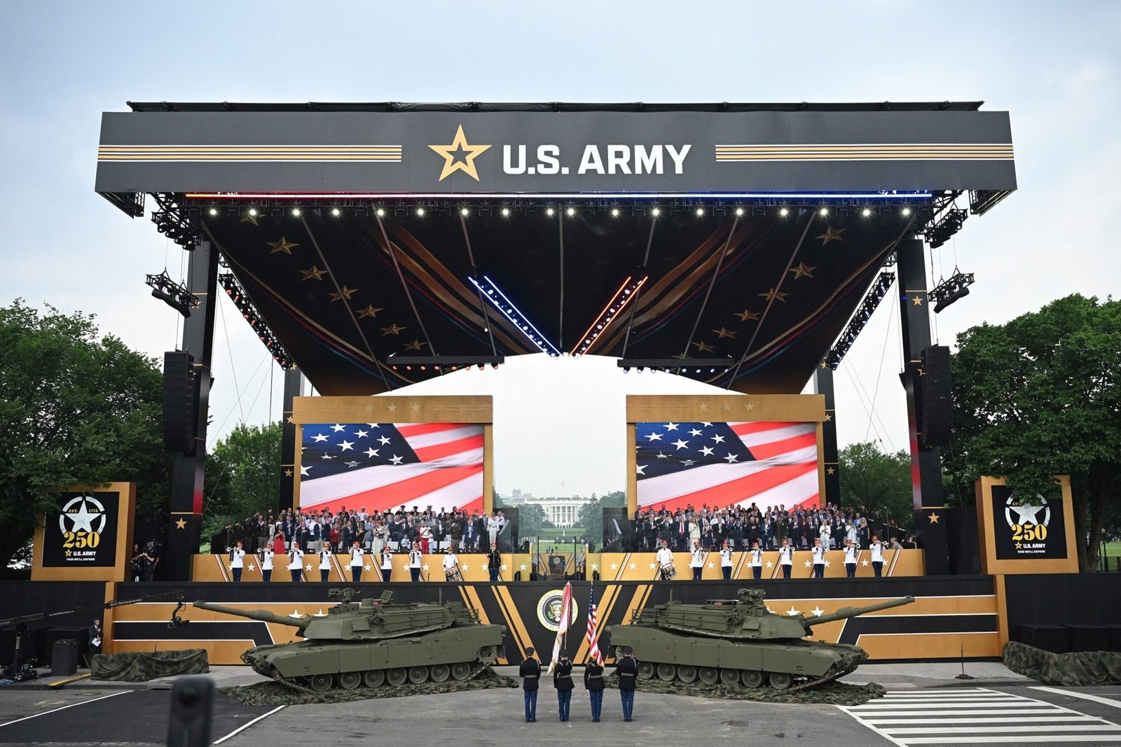 Trump starts a massive military parade at the National Shopping Center