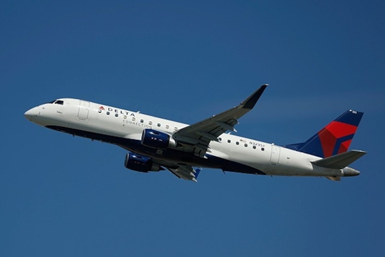 Photo: The pilot of an E175Lr plane from Delta Connection Erbraer, like the one shown here, was forced to make a "Aggressive maneuver, July 19, 2025, while trying to avoid a collision in the air with a B-22 bomber of the Air Force.