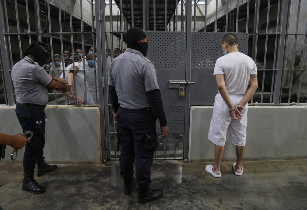 Photo: El Salvador continues to receive deportees from the United States as the controversy intensifies
