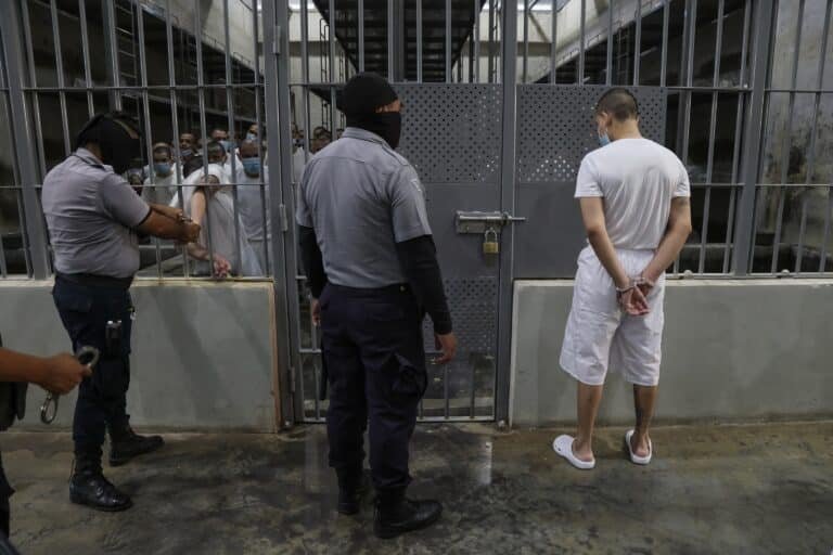 Photo: El Salvador continues to receive deportees from the United States as the controversy intensifies